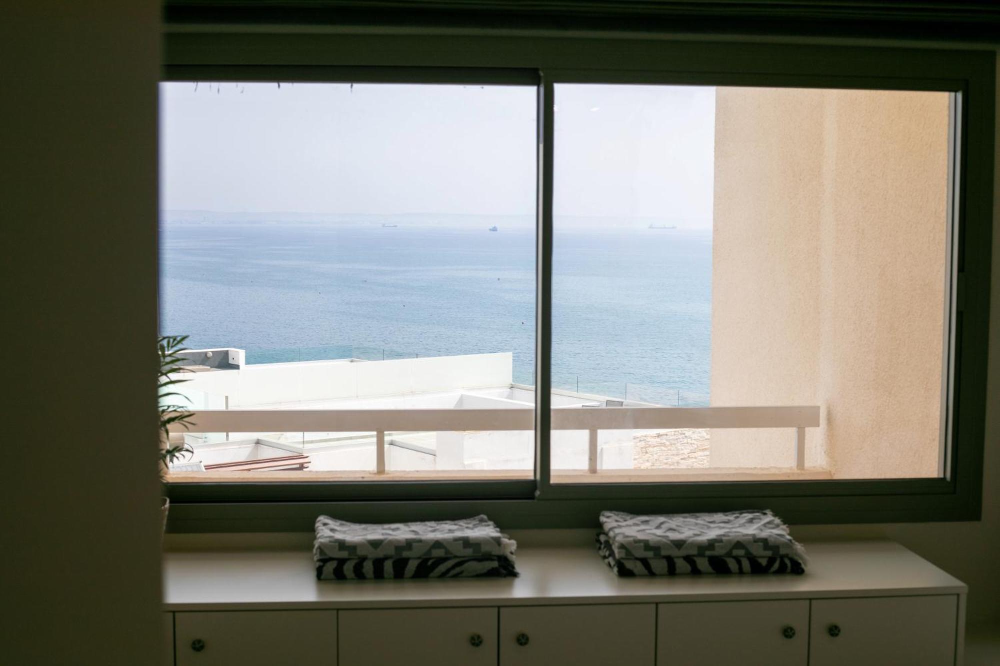 Palmove Luxurious Beachfront Apt Larnaca Zewnętrze zdjęcie