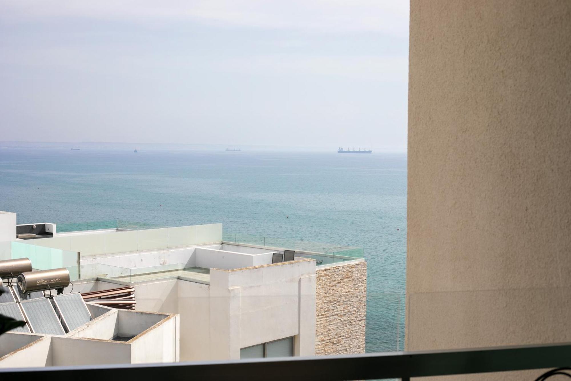 Palmove Luxurious Beachfront Apt Larnaca Zewnętrze zdjęcie