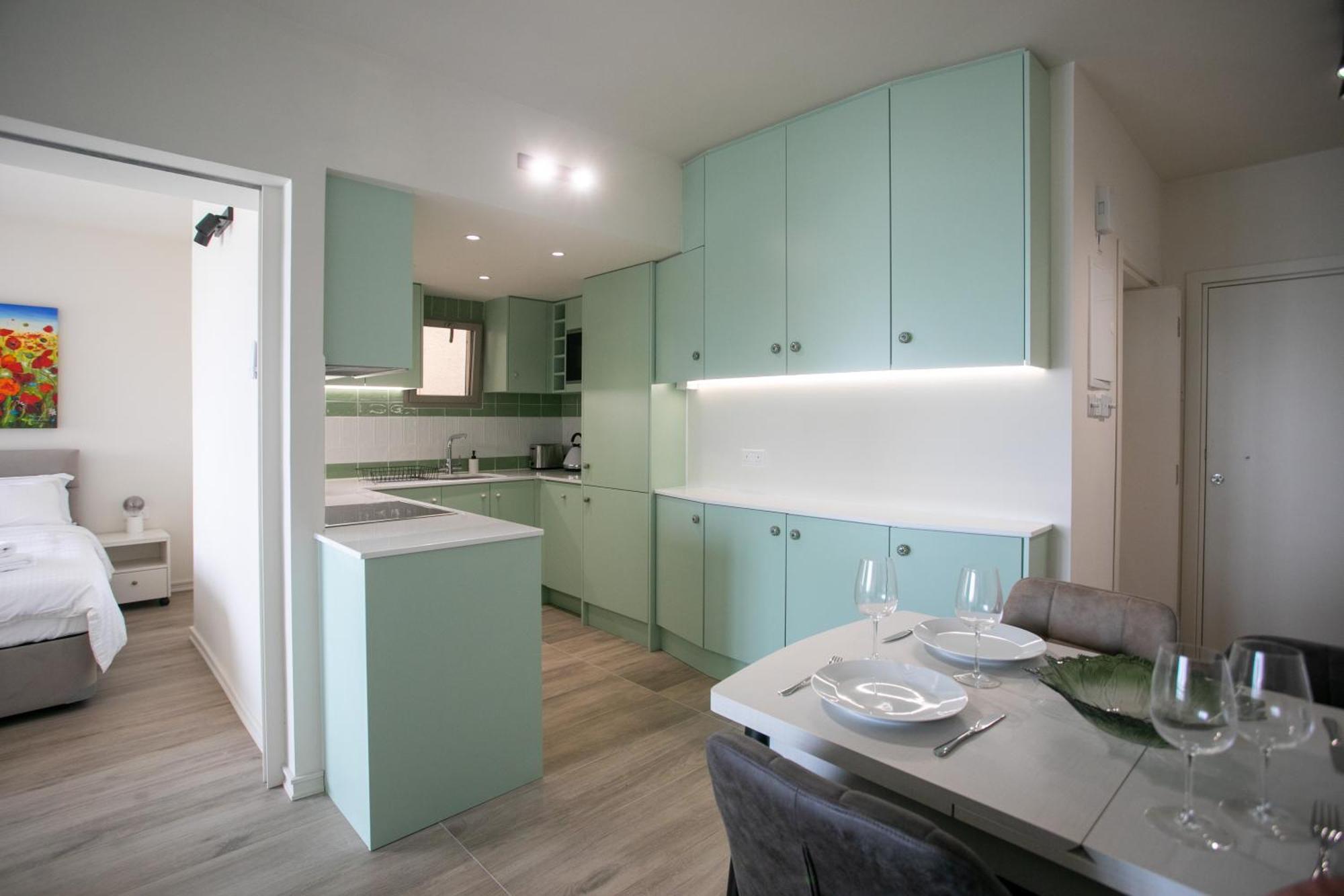 Palmove Luxurious Beachfront Apt Larnaca Zewnętrze zdjęcie