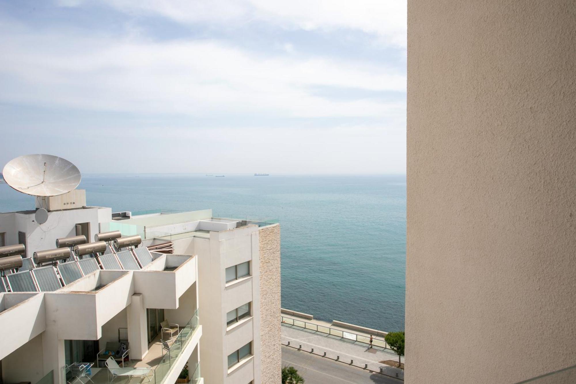 Palmove Luxurious Beachfront Apt Larnaca Zewnętrze zdjęcie