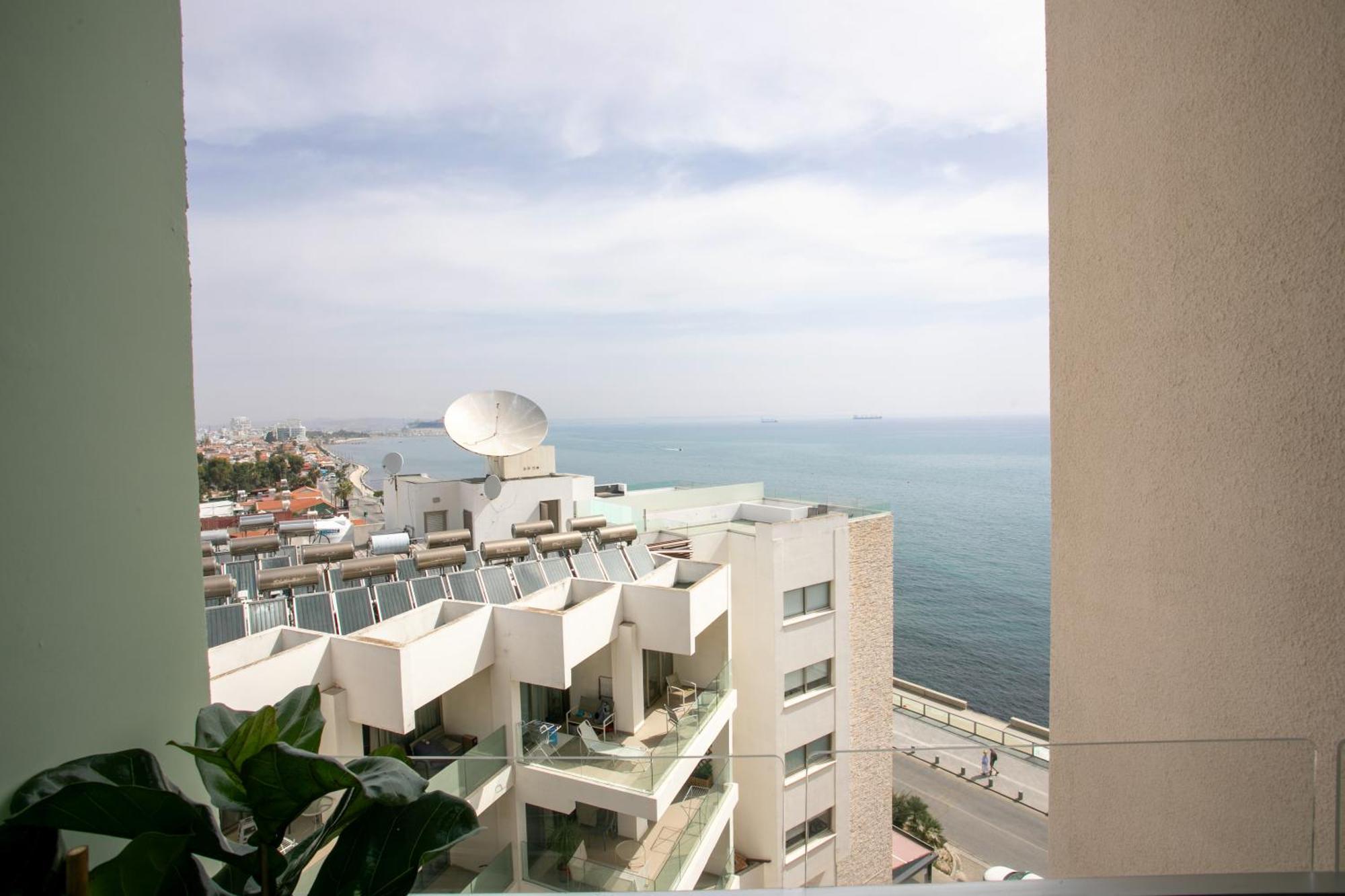 Palmove Luxurious Beachfront Apt Larnaca Zewnętrze zdjęcie