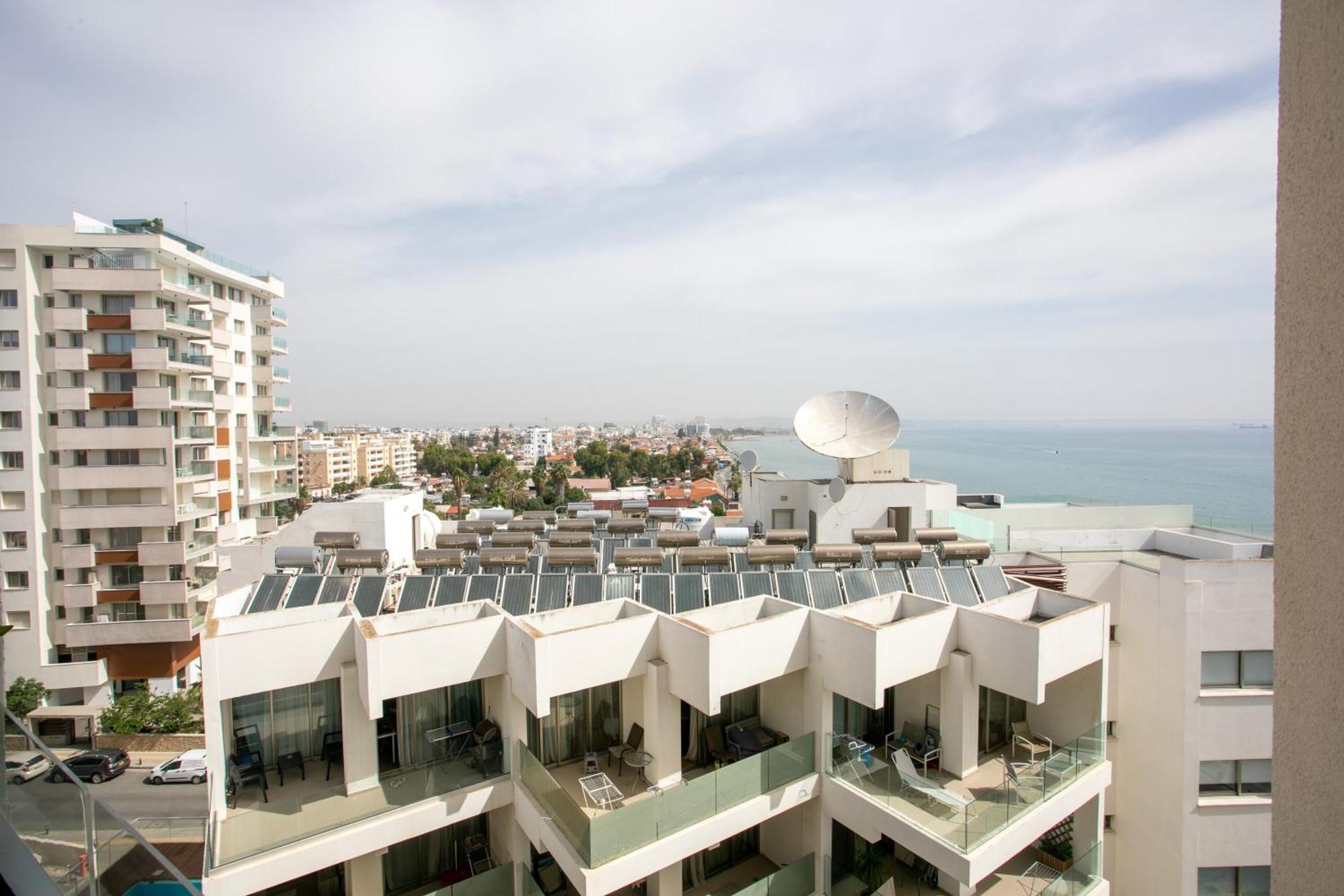 Palmove Luxurious Beachfront Apt Larnaca Zewnętrze zdjęcie