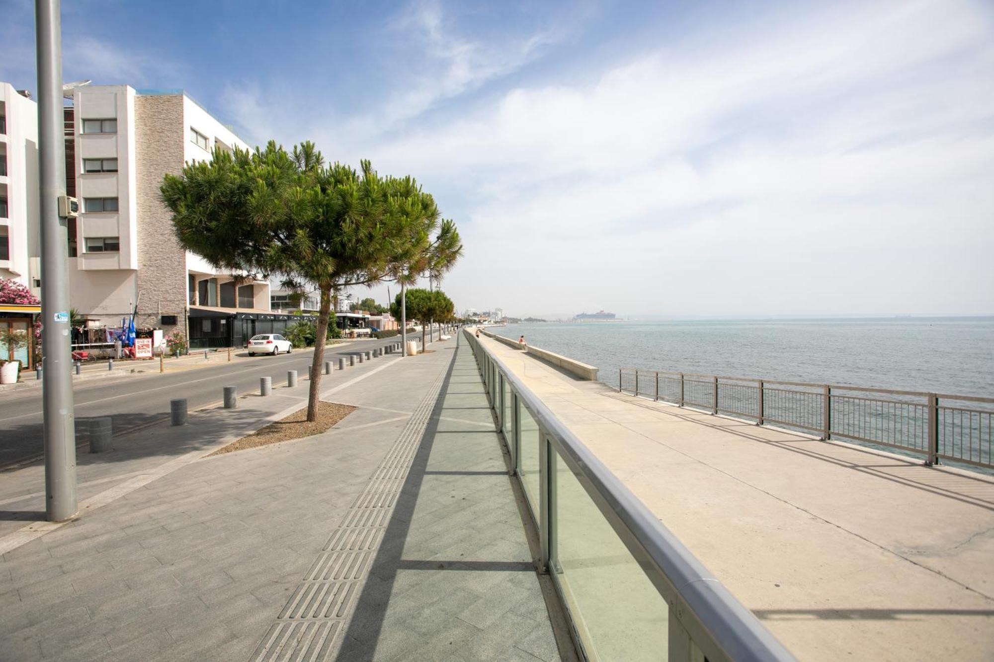 Palmove Luxurious Beachfront Apt Larnaca Zewnętrze zdjęcie