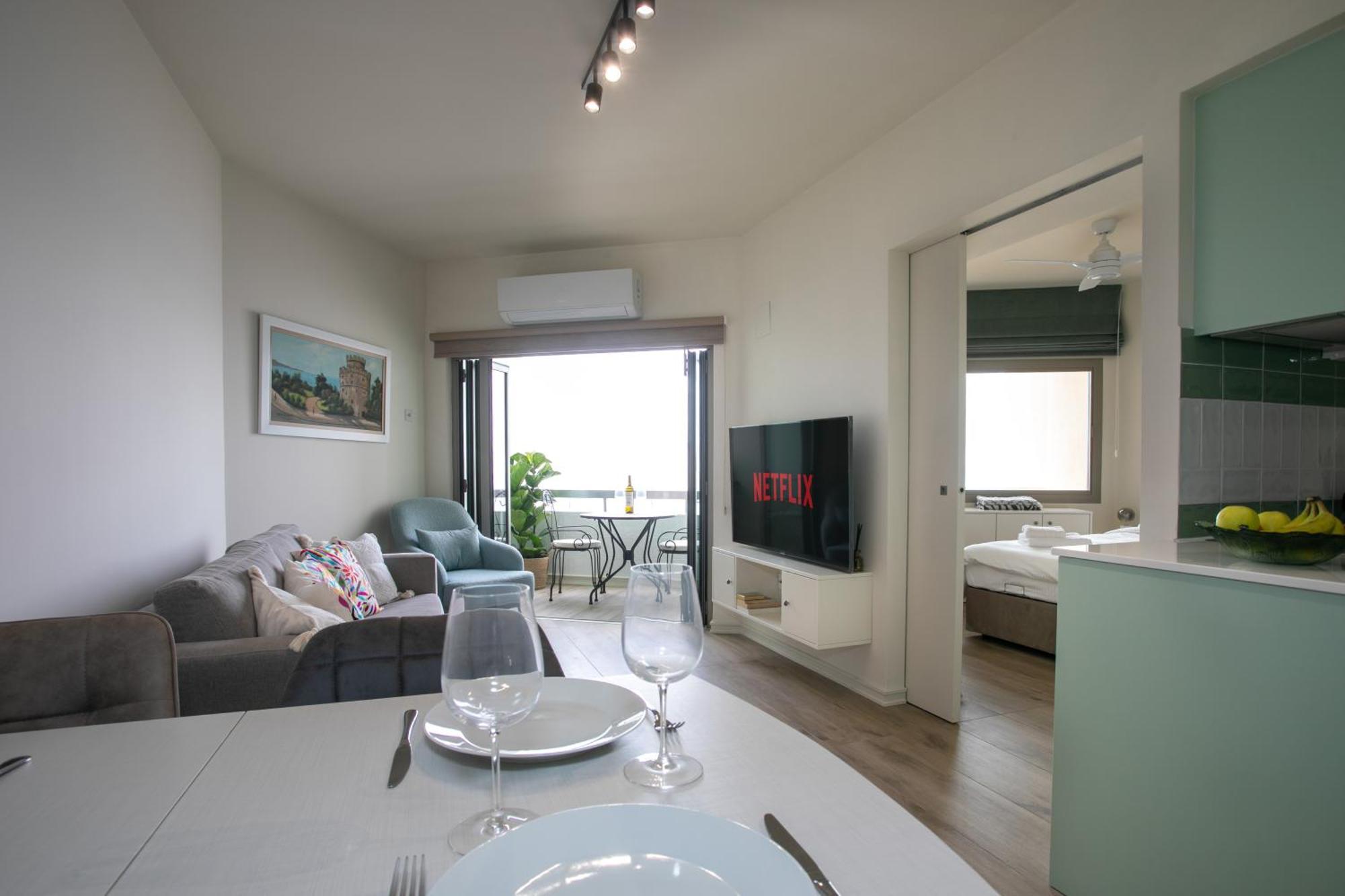 Palmove Luxurious Beachfront Apt Larnaca Zewnętrze zdjęcie