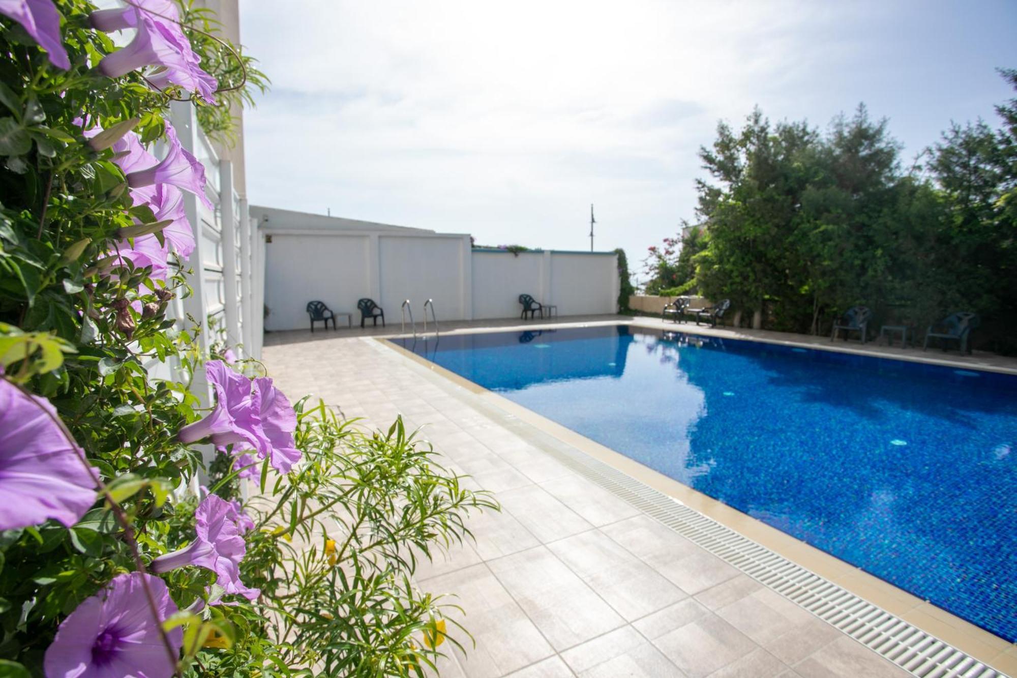 Palmove Luxurious Beachfront Apt Larnaca Zewnętrze zdjęcie