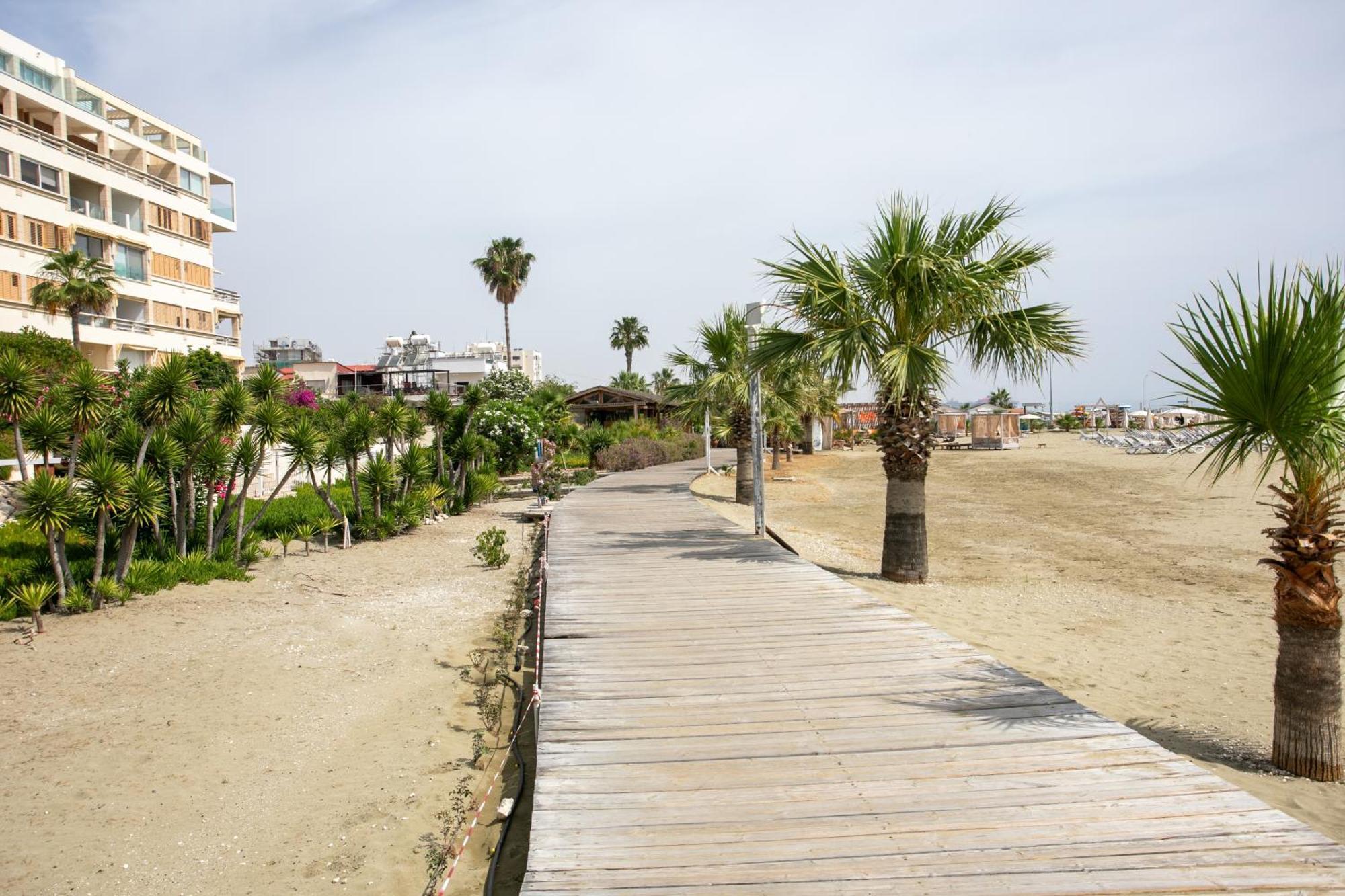 Palmove Luxurious Beachfront Apt Larnaca Zewnętrze zdjęcie