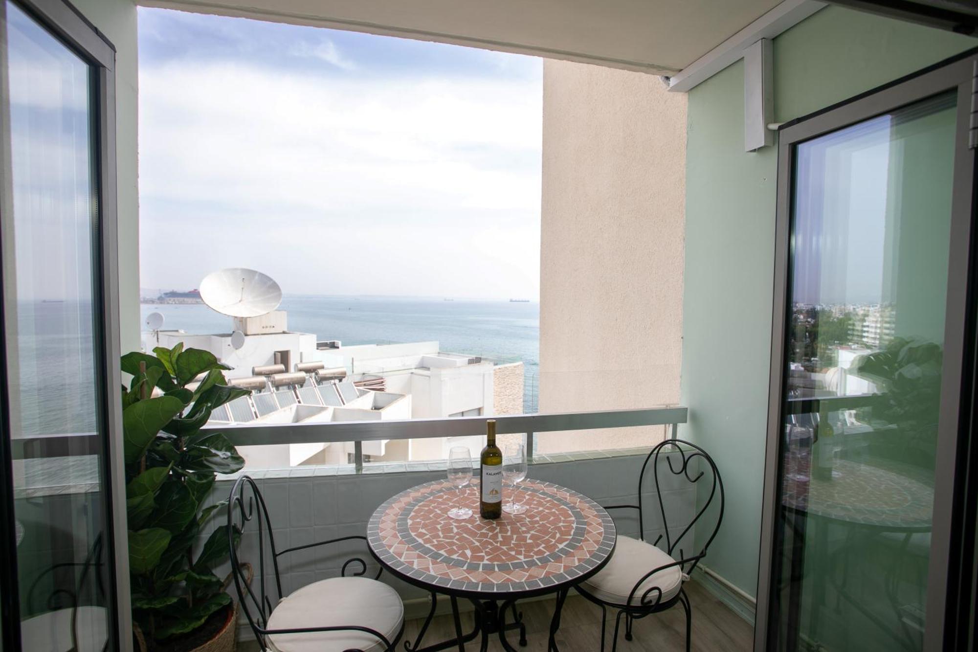 Palmove Luxurious Beachfront Apt Larnaca Zewnętrze zdjęcie