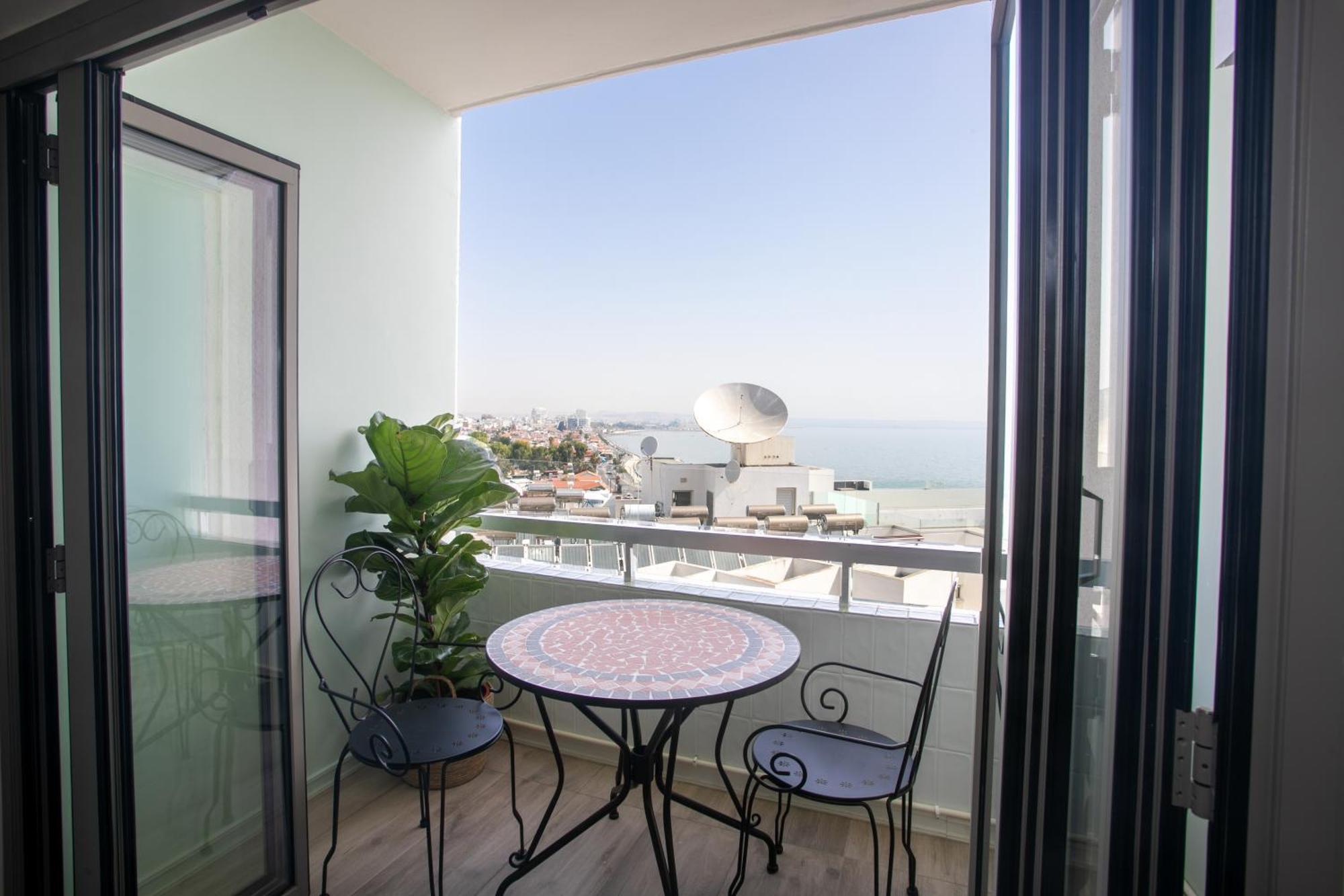 Palmove Luxurious Beachfront Apt Larnaca Zewnętrze zdjęcie