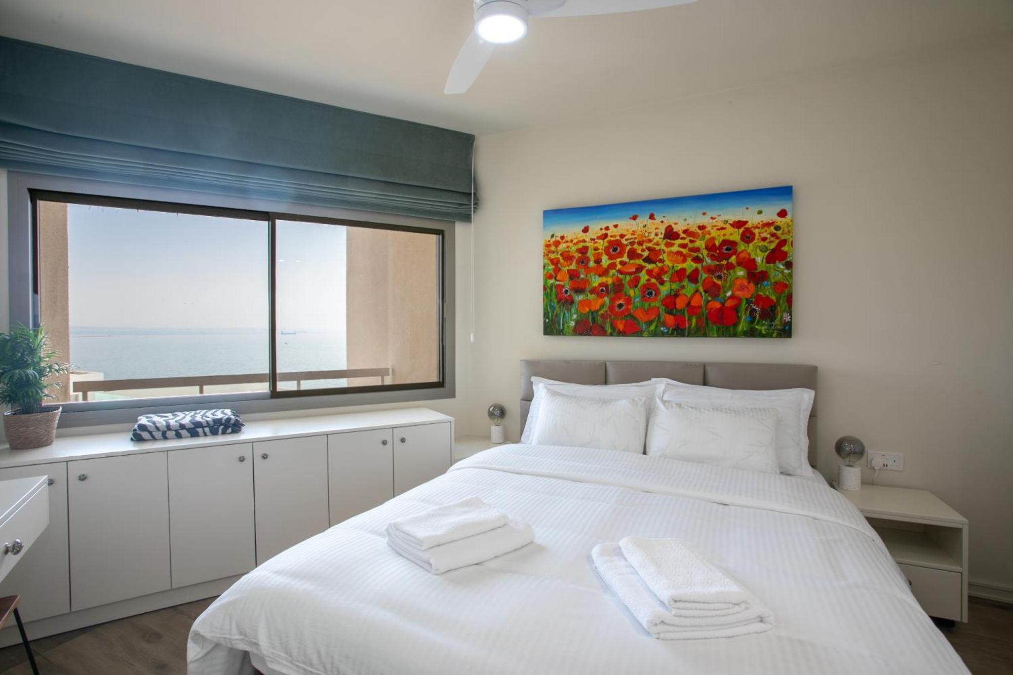 Palmove Luxurious Beachfront Apt Larnaca Zewnętrze zdjęcie