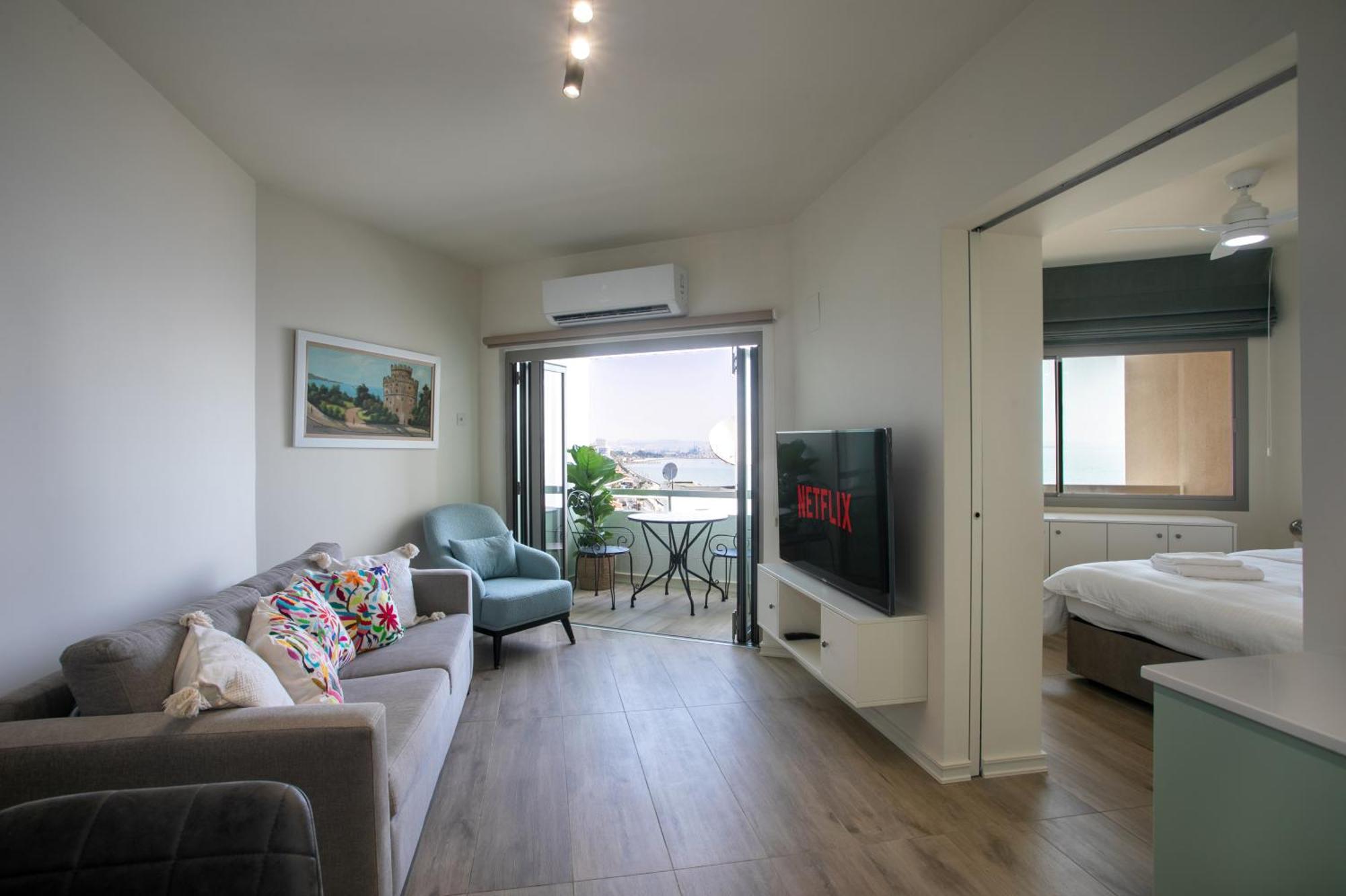 Palmove Luxurious Beachfront Apt Larnaca Zewnętrze zdjęcie